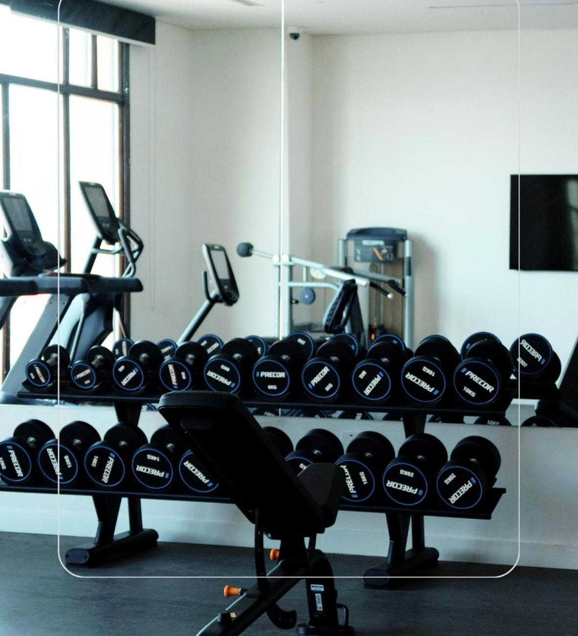 Mina Hotel And Residences By The Torch 多哈 外观 照片 A set of dumbbells
