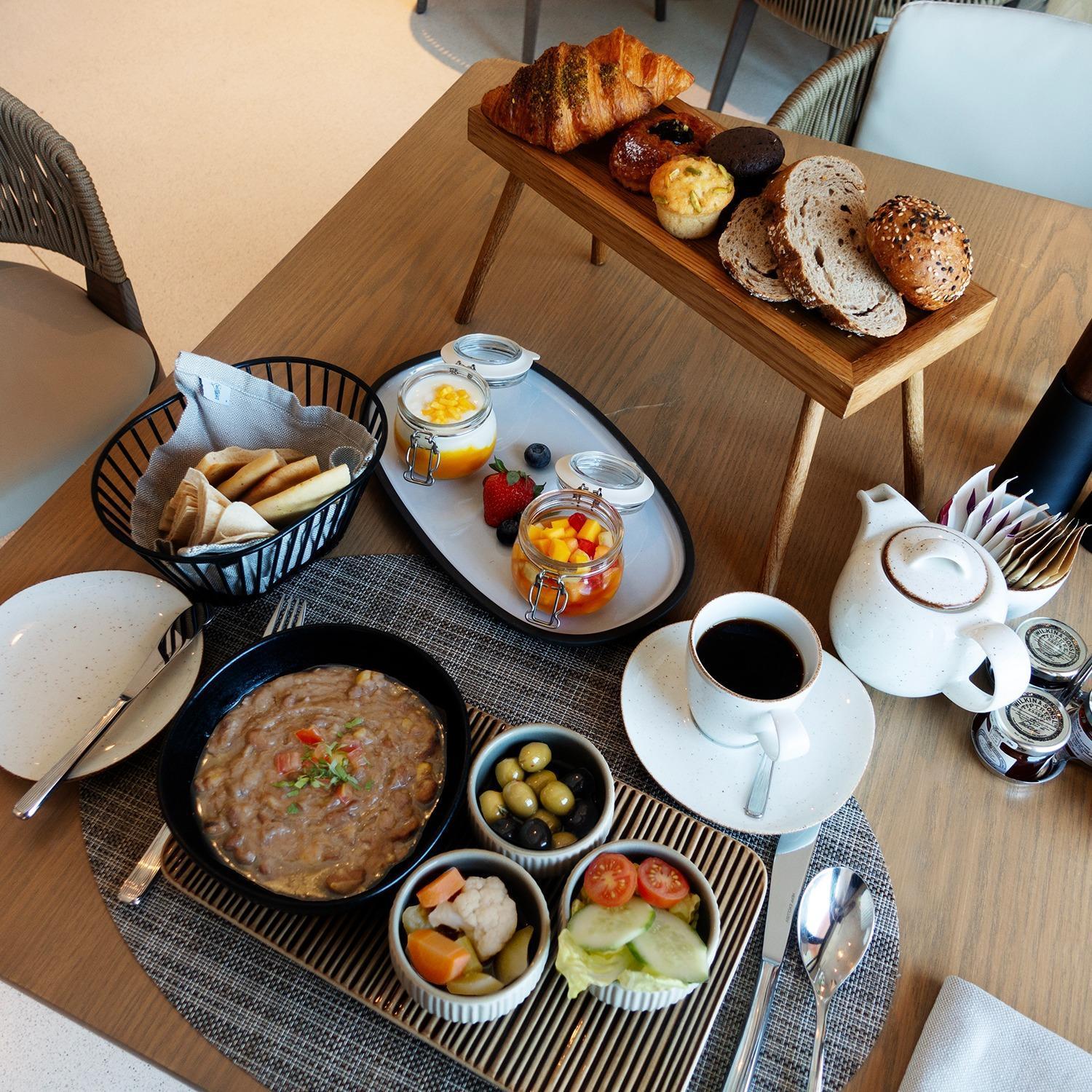 Mina Hotel And Residences By The Torch 多哈 外观 照片 Israeli breakfast